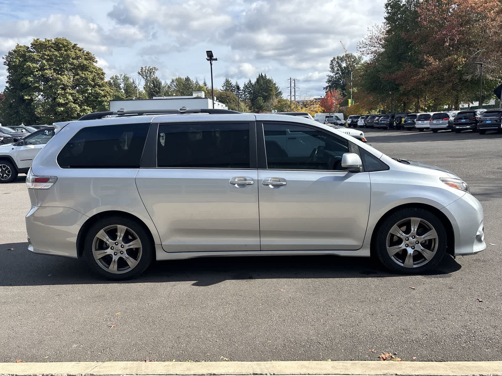 Used 2017 Toyota Sienna SE Premium w/ Cargo Management Package FWD image 6