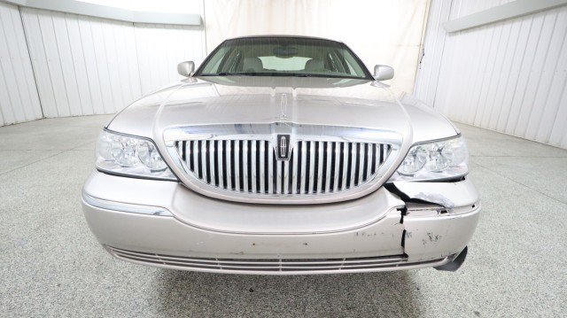 Used 2003 Lincoln Town Car Executive RWD image 7