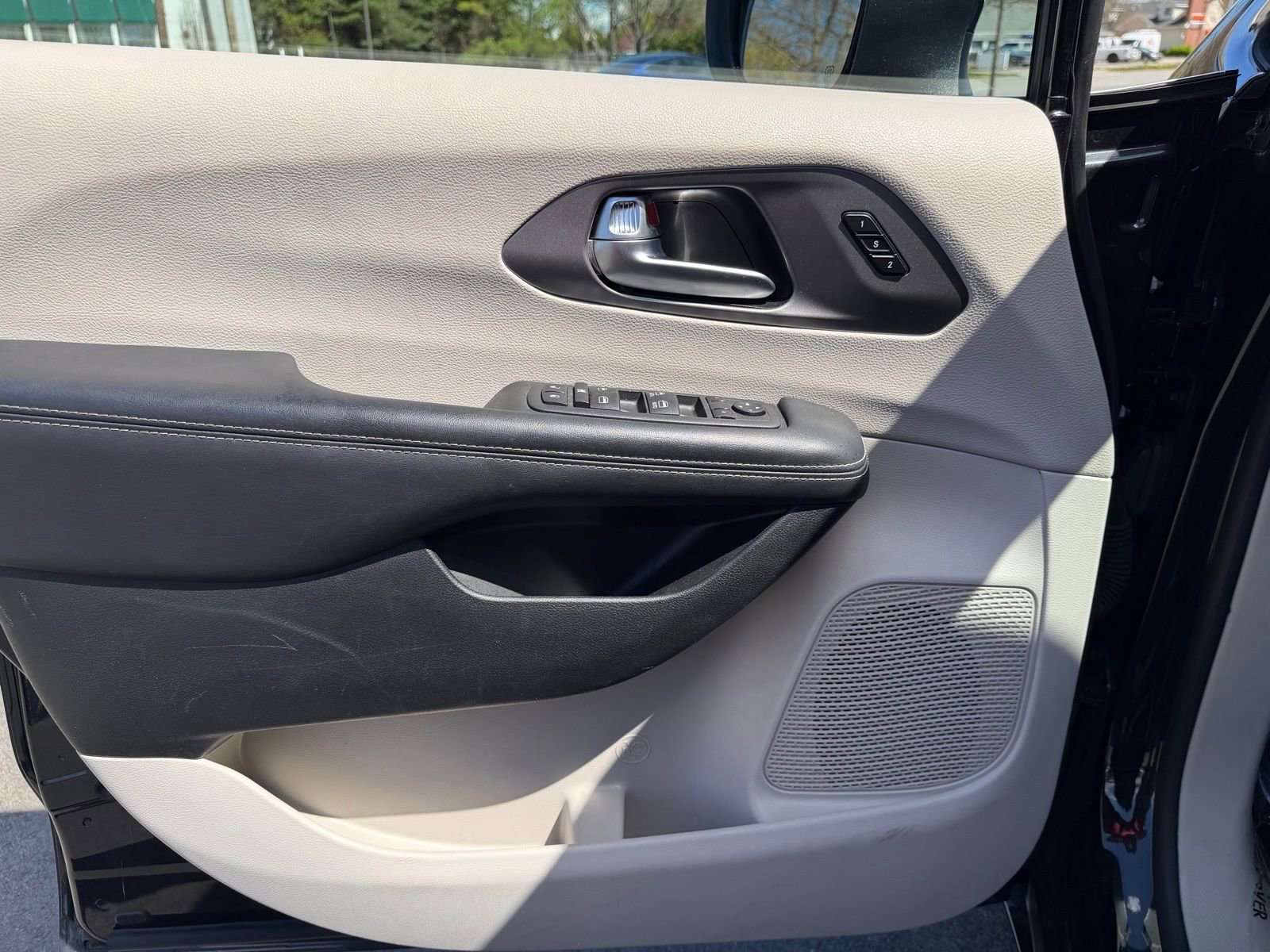 Used 2023 Chrysler Pacifica Touring-L image 18