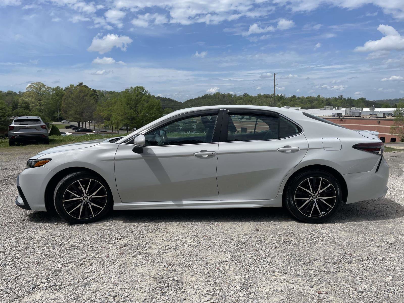 Used 2022 Toyota Camry SE image 25