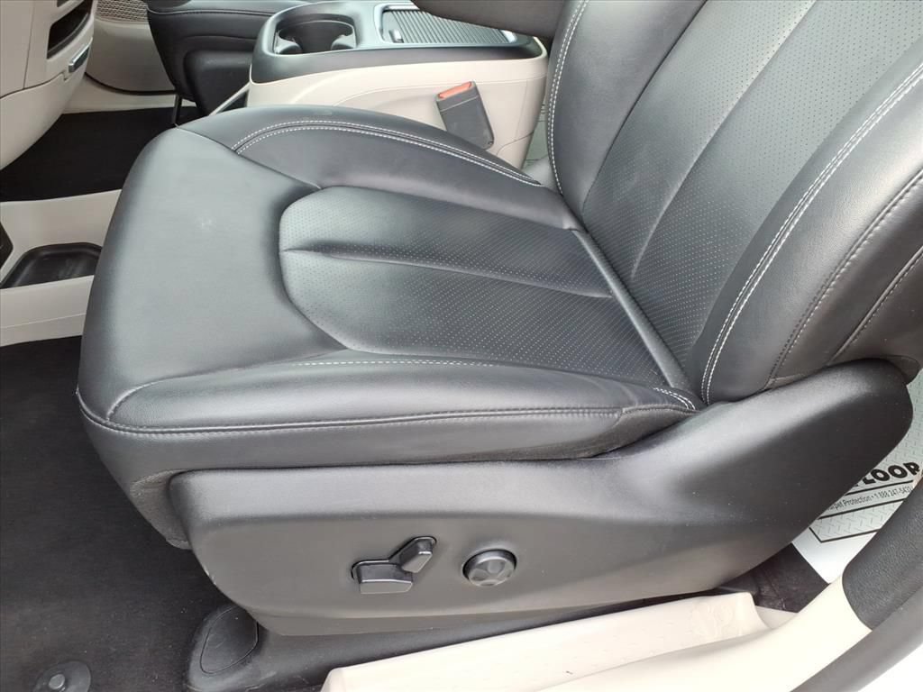 Used 2024 Chrysler Pacifica Touring-L FWD image 4