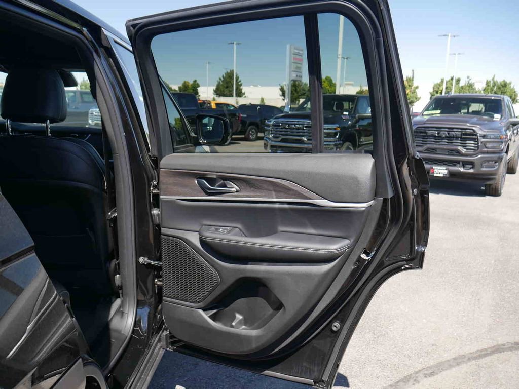 New 2025 Jeep Grand Cherokee Limited image 22