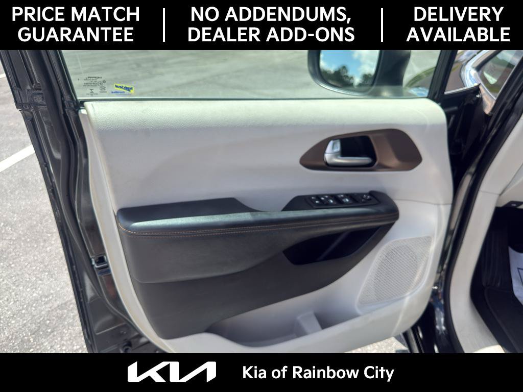 Used 2017 Chrysler Pacifica Touring FWD image 14