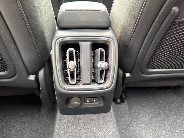 Certified 2025 Volvo XC40 B5 Plus AWD/4WD image 17