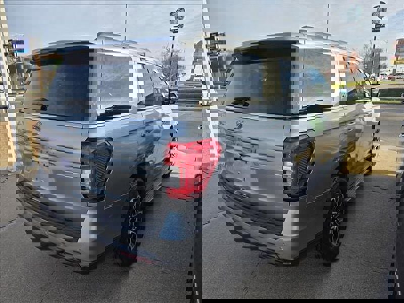 Used 2022 Ford Expedition XLT image 4