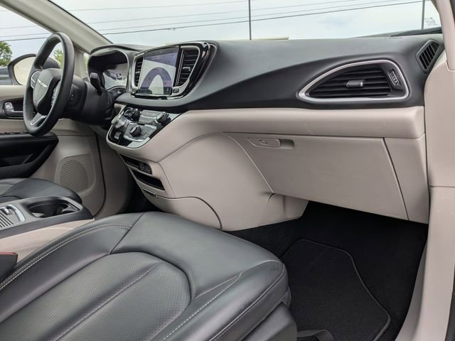Used 2023 Chrysler Pacifica Touring-L FWD image 14