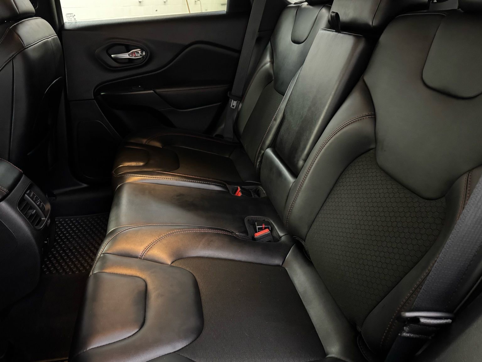 Used 2021 Jeep Cherokee Trailhawk w/ Comfort/Convenience Group image 12