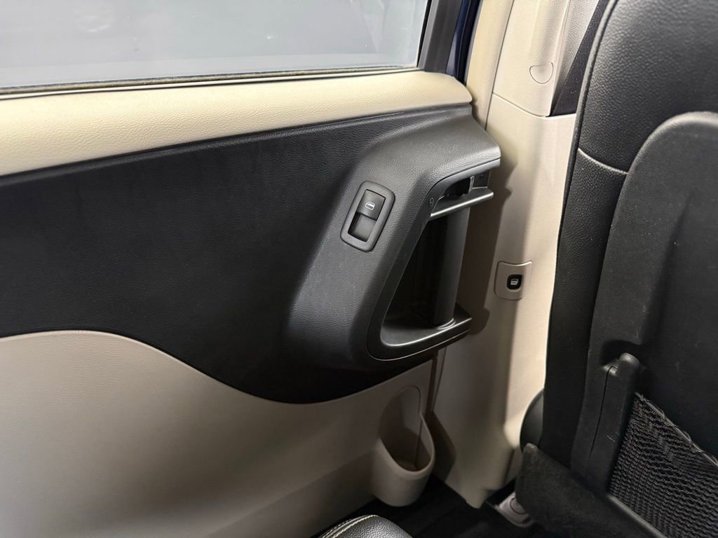 Used 2014 Chrysler Town & Country Touring image 41