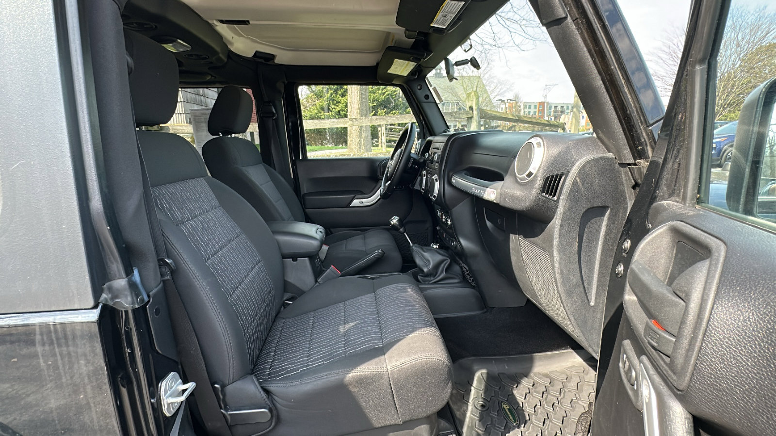 Used 2011 Jeep Wrangler Sahara image 23