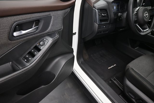 Used 2023 Nissan Rogue SV FWD image 17