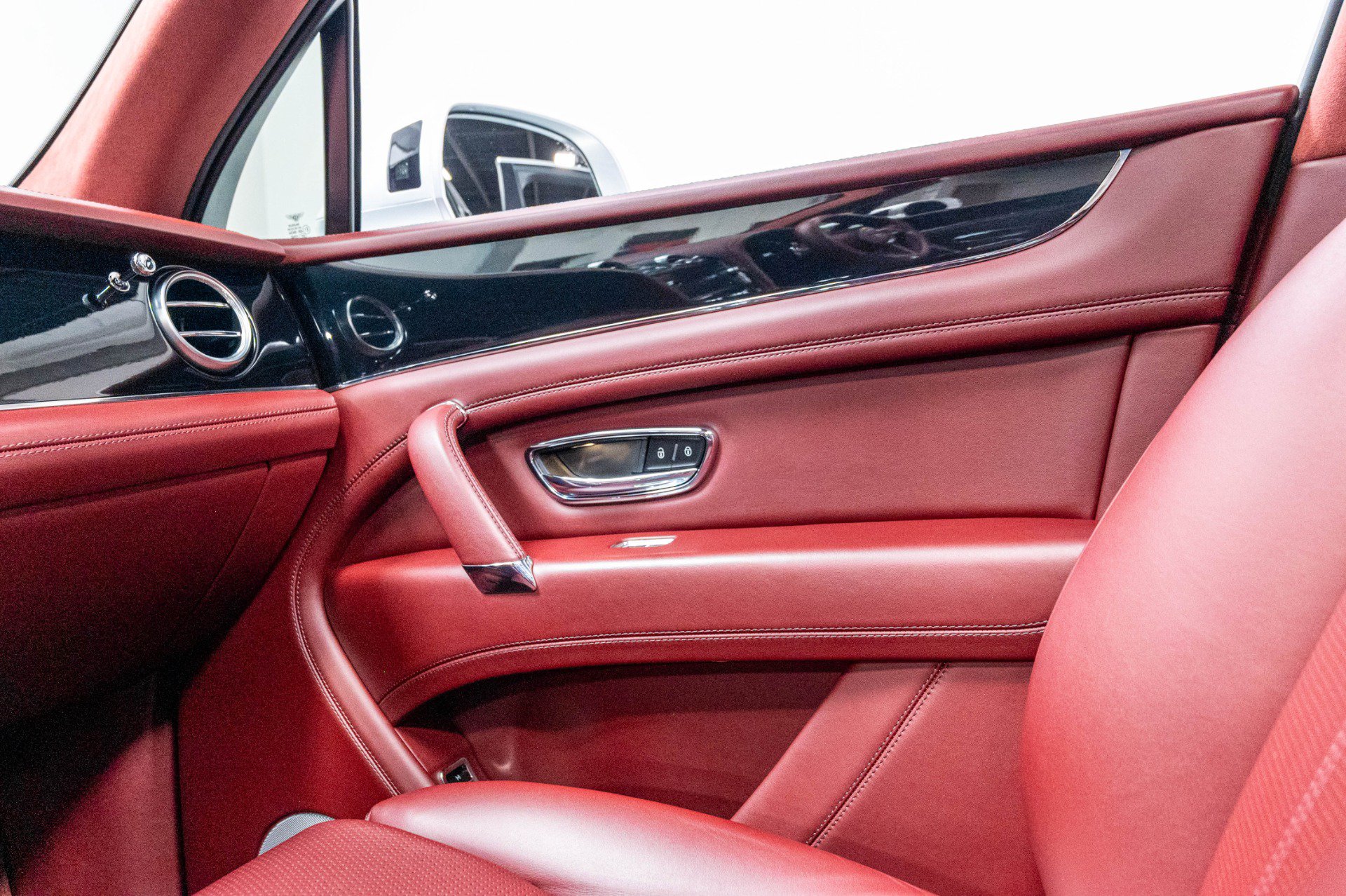 Used 2020 Bentley Bentayga AWD/4WD image 21