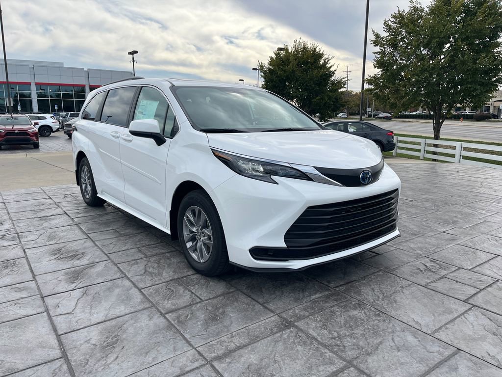 New 2025 Toyota Sienna LE image 7