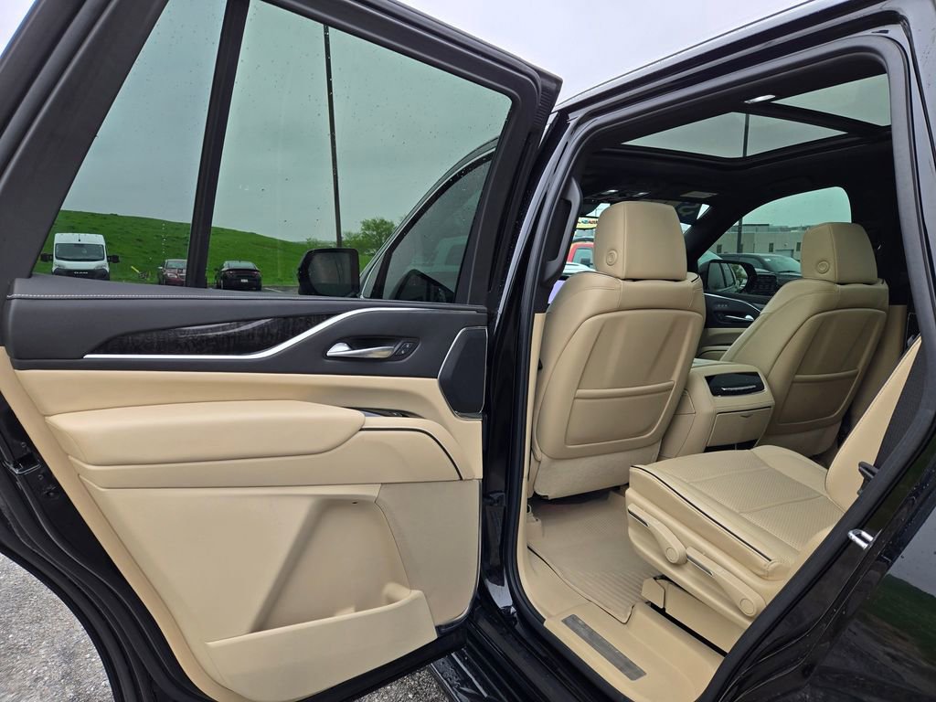 Used 2023 Cadillac Escalade Premium Luxury AWD/4WD image 29