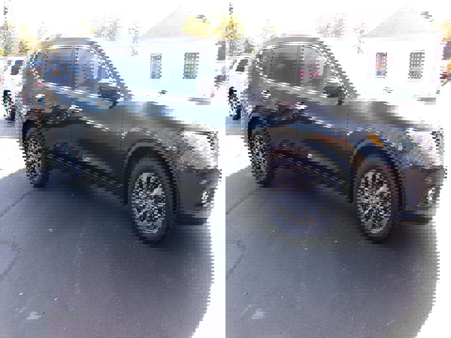 Used 2016 Nissan Rogue SL w/ SL Premium Package image 4