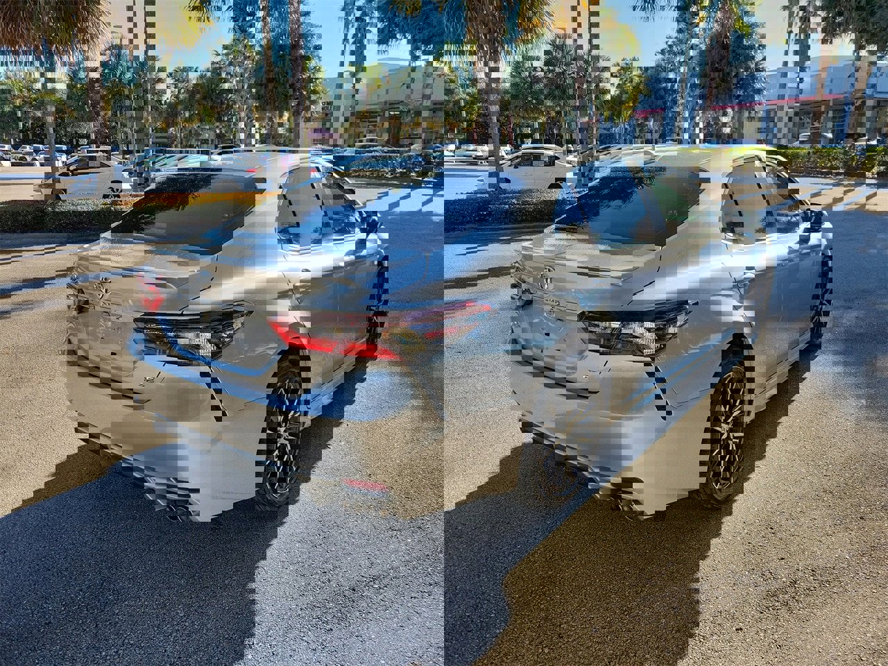 Used 2023 Toyota Camry SE image 3