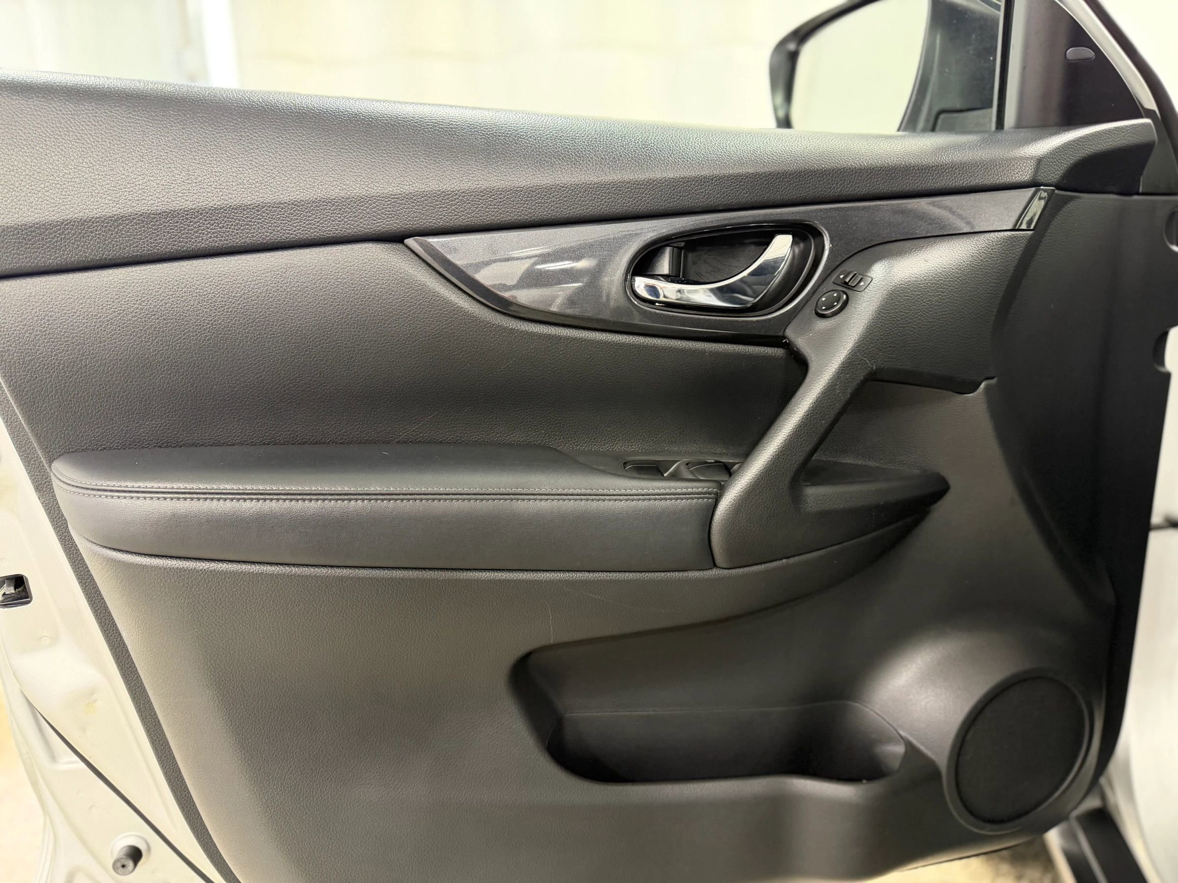 Used 2018 Nissan Rogue SV image 10