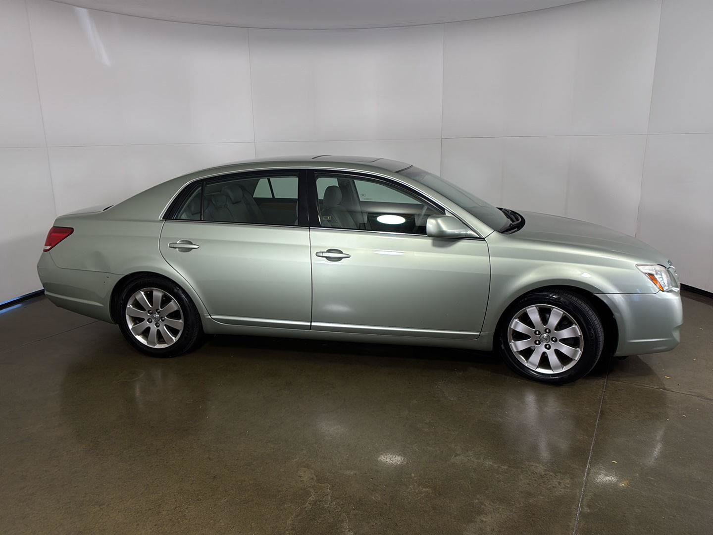 Used 2006 Toyota Avalon XLS FWD image 9
