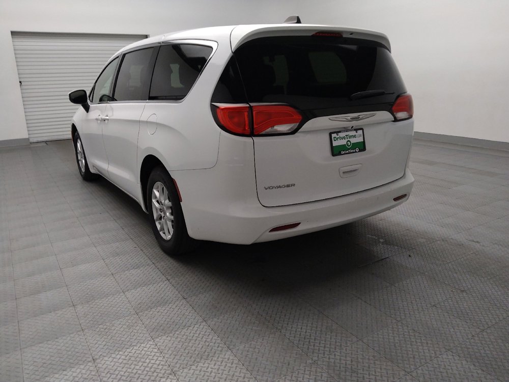 Used 2022 Chrysler Voyager LX image 5