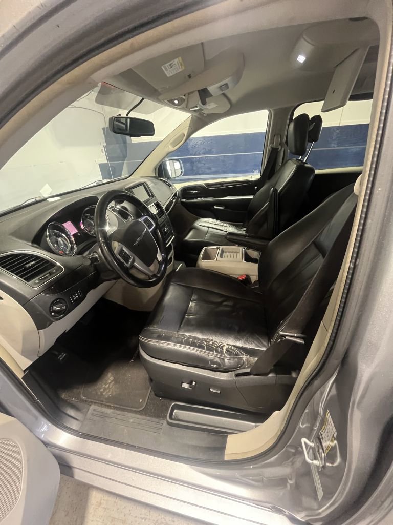 Used 2013 Chrysler Town & Country Touring FWD image 7