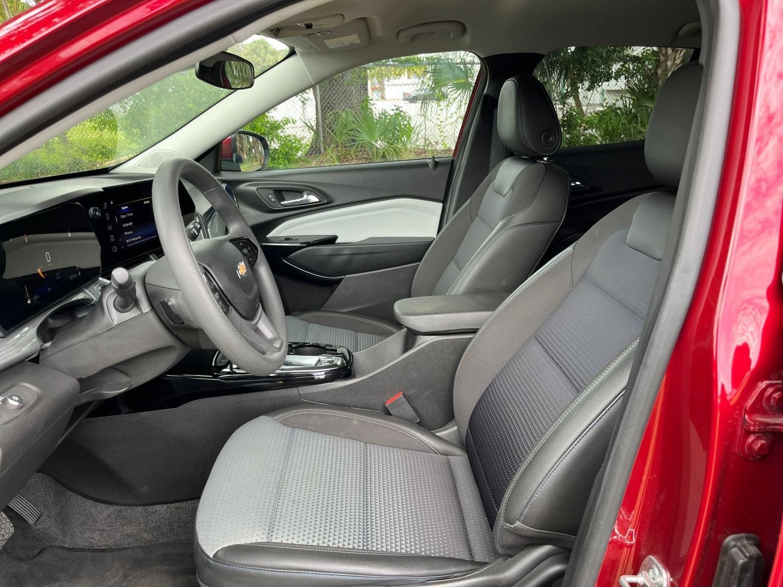 Used 2025 Chevrolet Trax LT FWD image 24