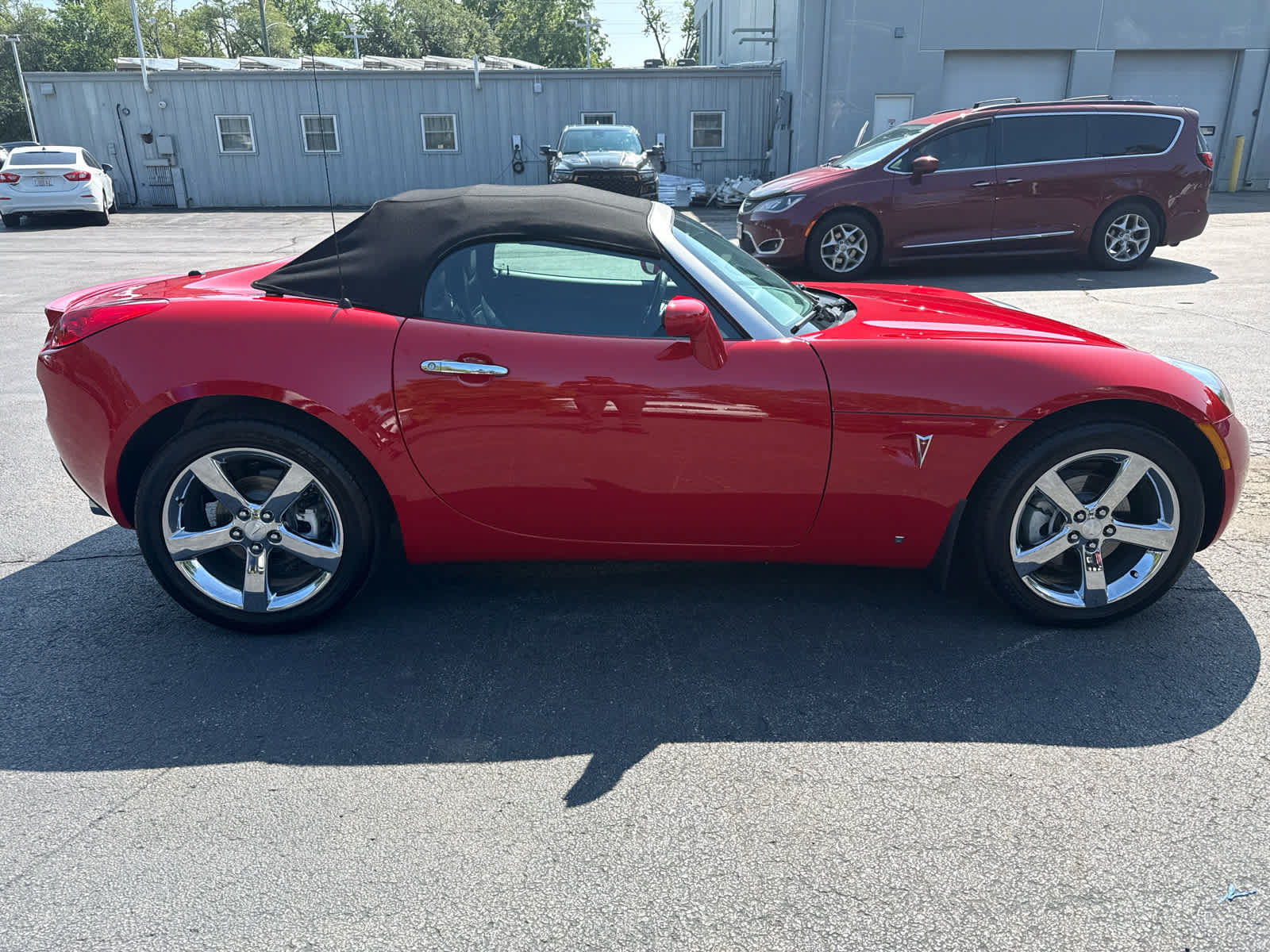 Used 2007 Pontiac Solstice Convertible w/ Premium Package RWD image 2