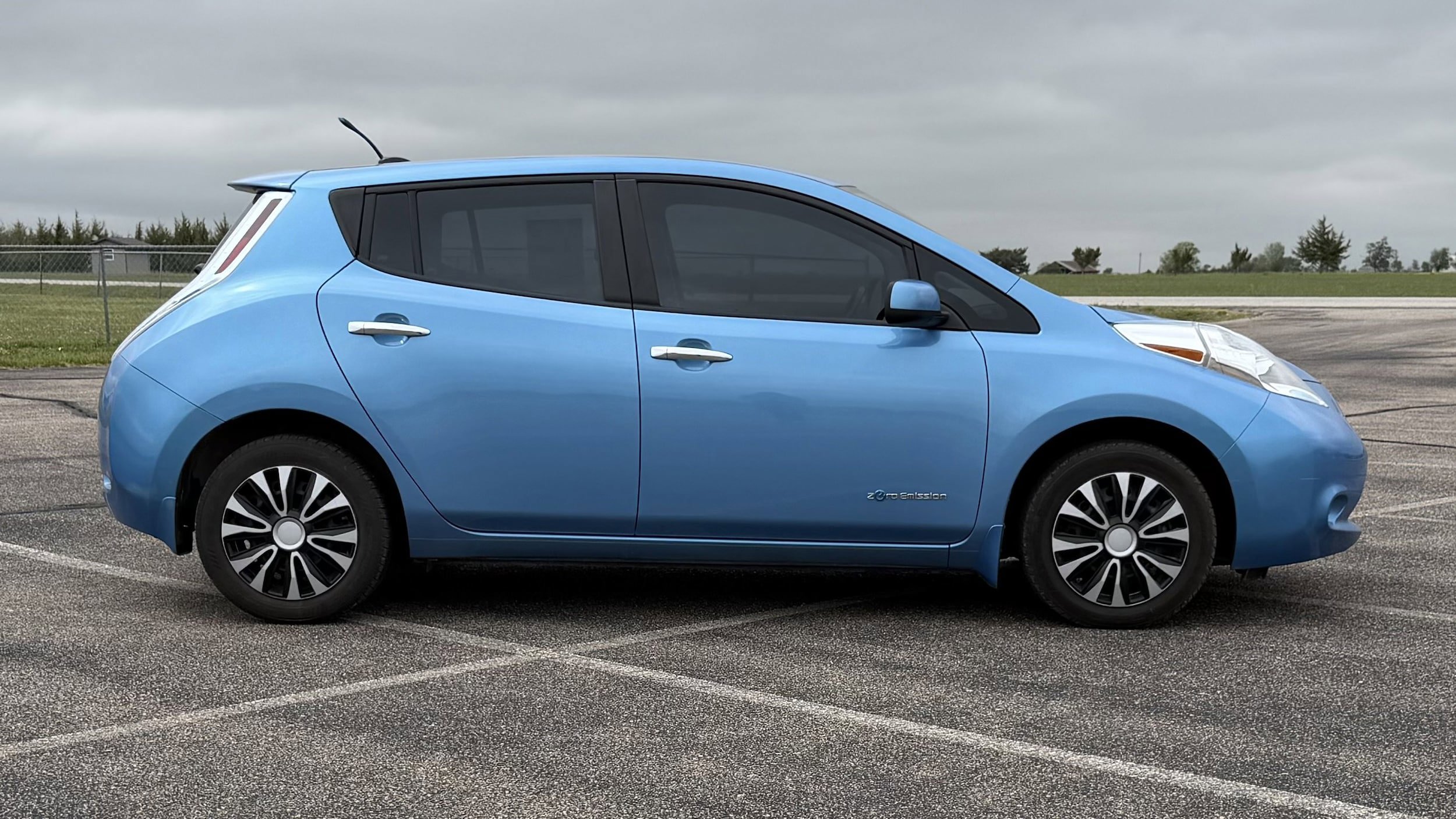 Used 2014 Nissan Leaf S FWD image 2