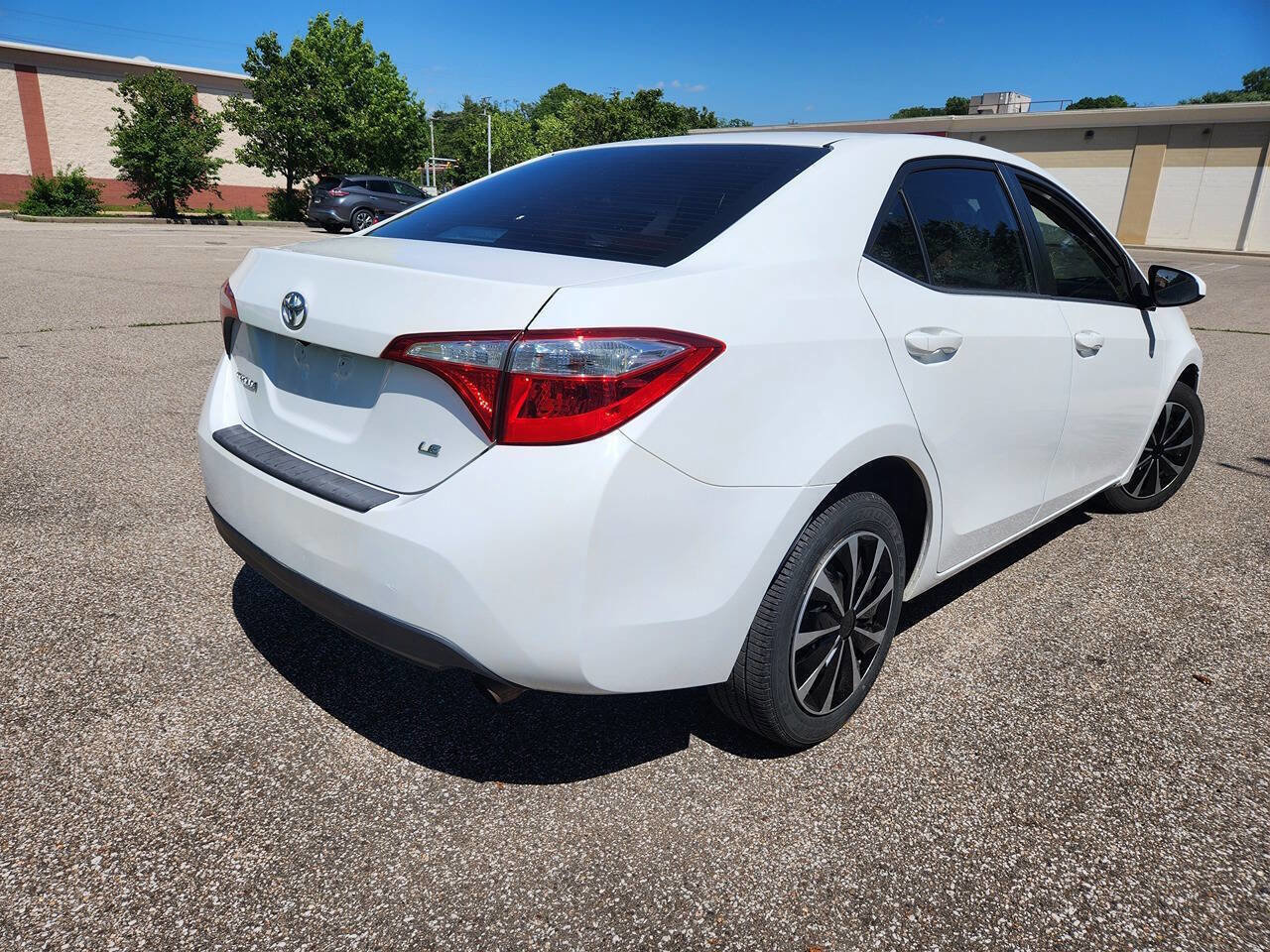 Used 2015 Toyota Corolla LE FWD image 2