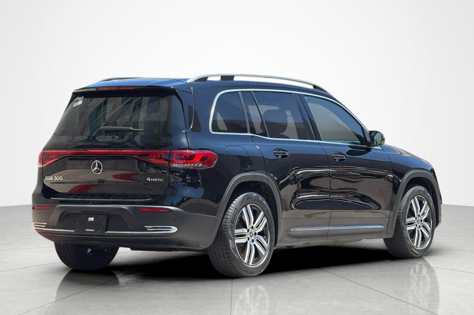 Used 2023 Mercedes-Benz EQB 300 4MATIC image 5