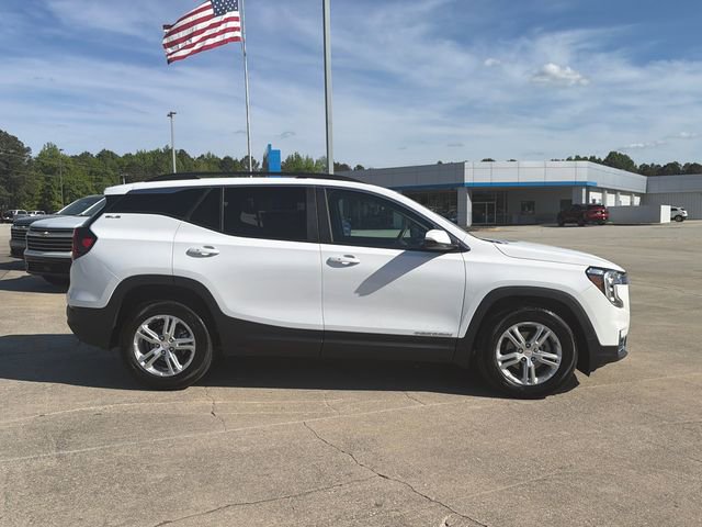 Used 2024 GMC Terrain SLE w/ Driver Convenience Package image 4