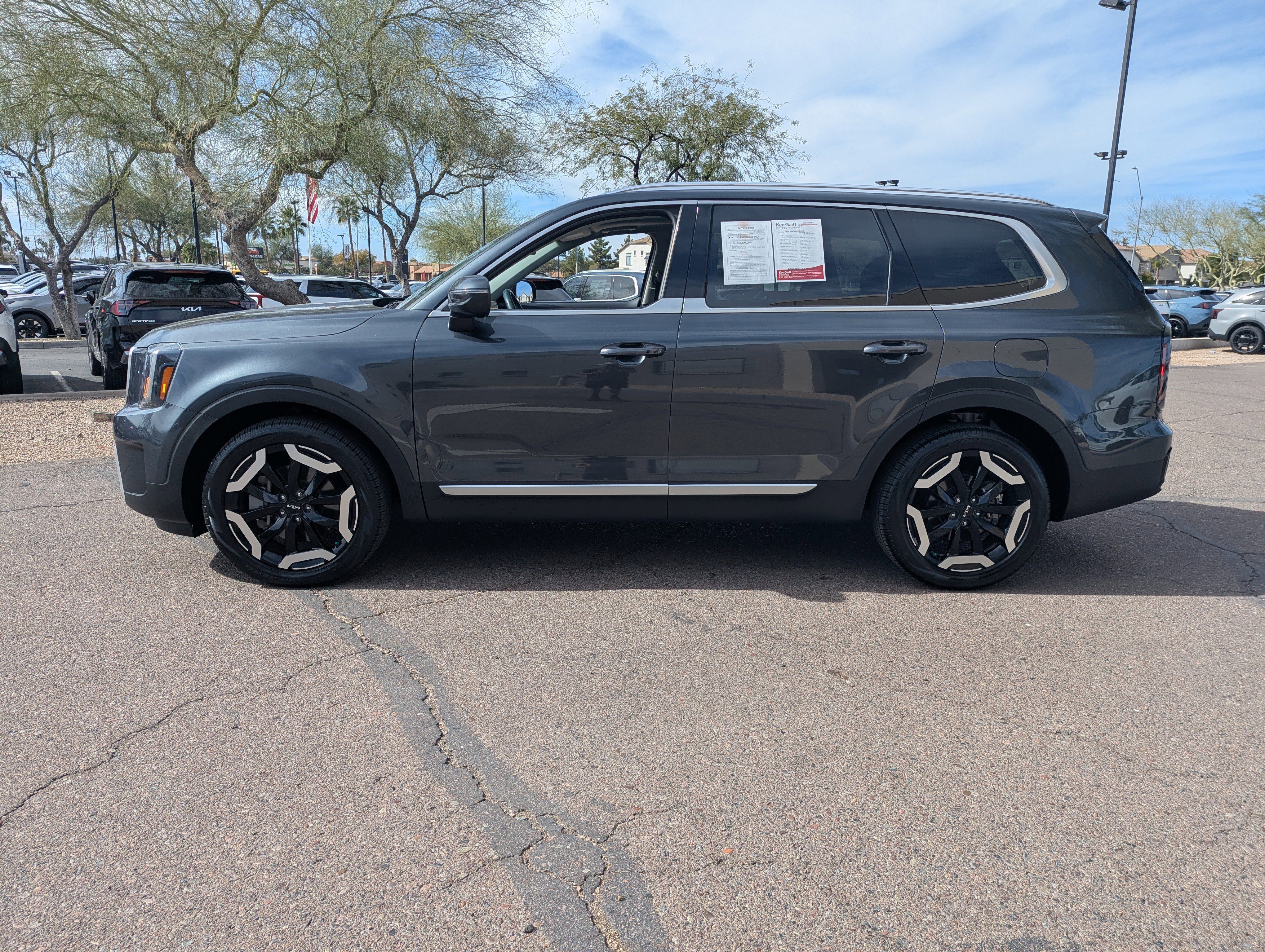 Used 2024 Kia Telluride EX w/ EX Captain's Chair Package image 3