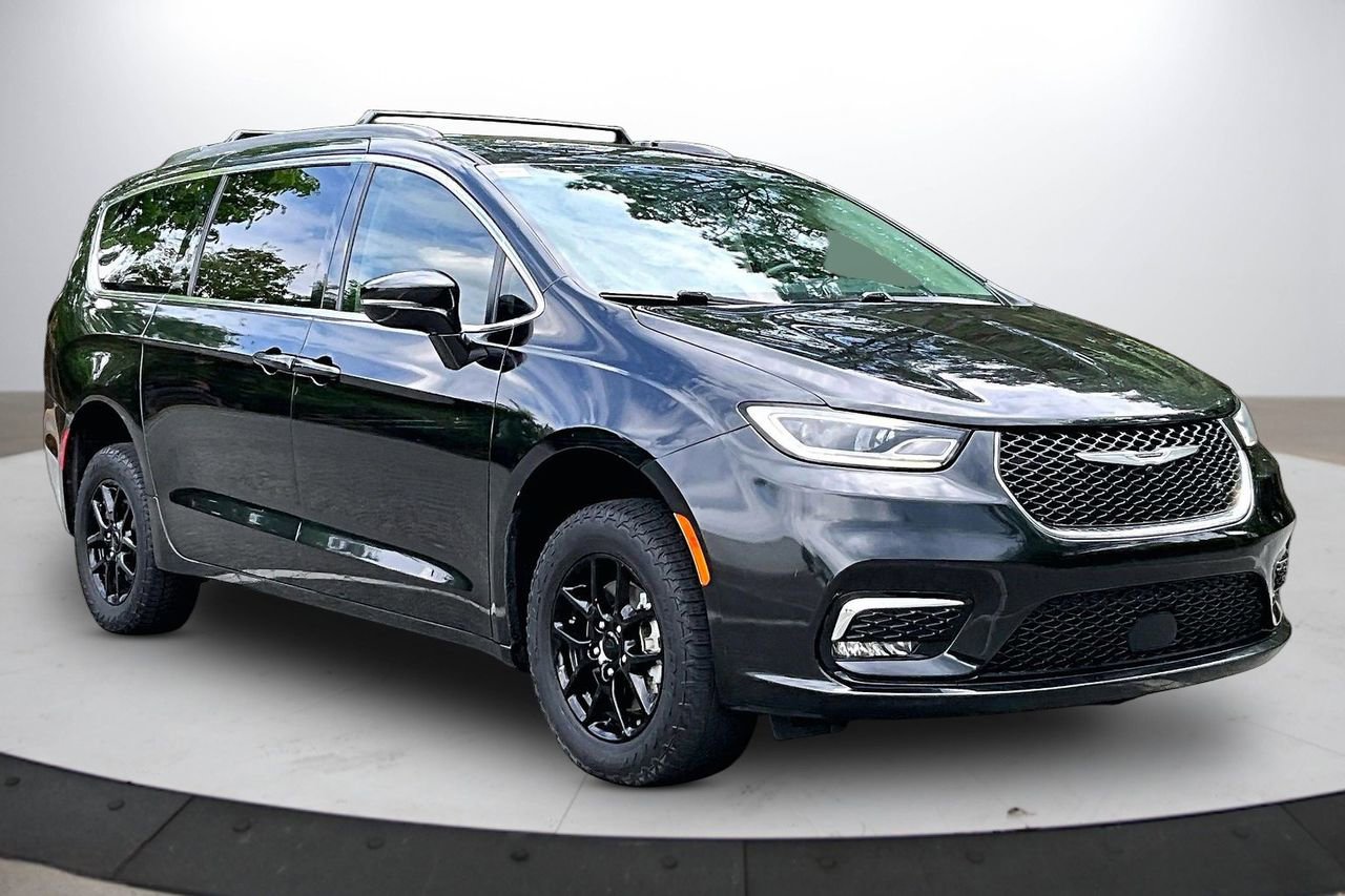 Used 2022 Chrysler Pacifica Touring-L FWD image 2