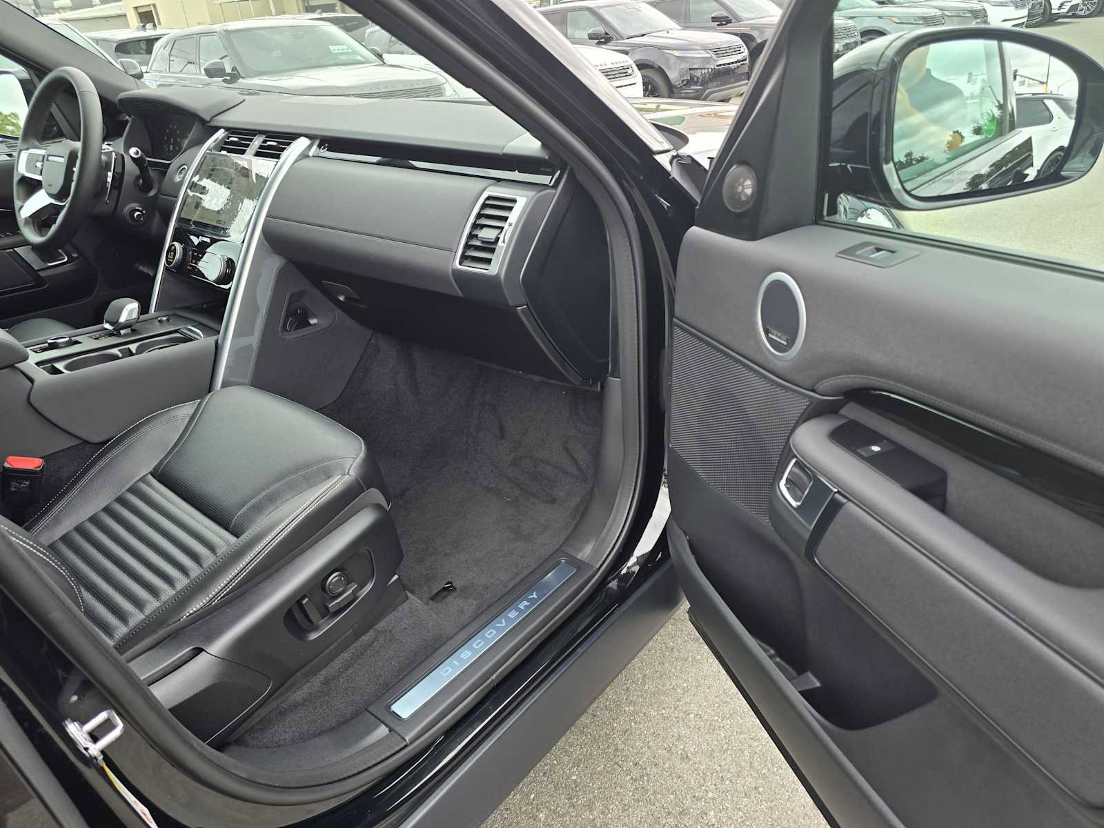 New 2025 Land Rover Discovery S image 12