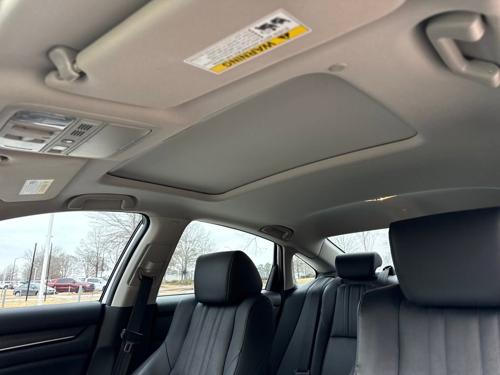 Used 2018 Honda Accord Touring image 25