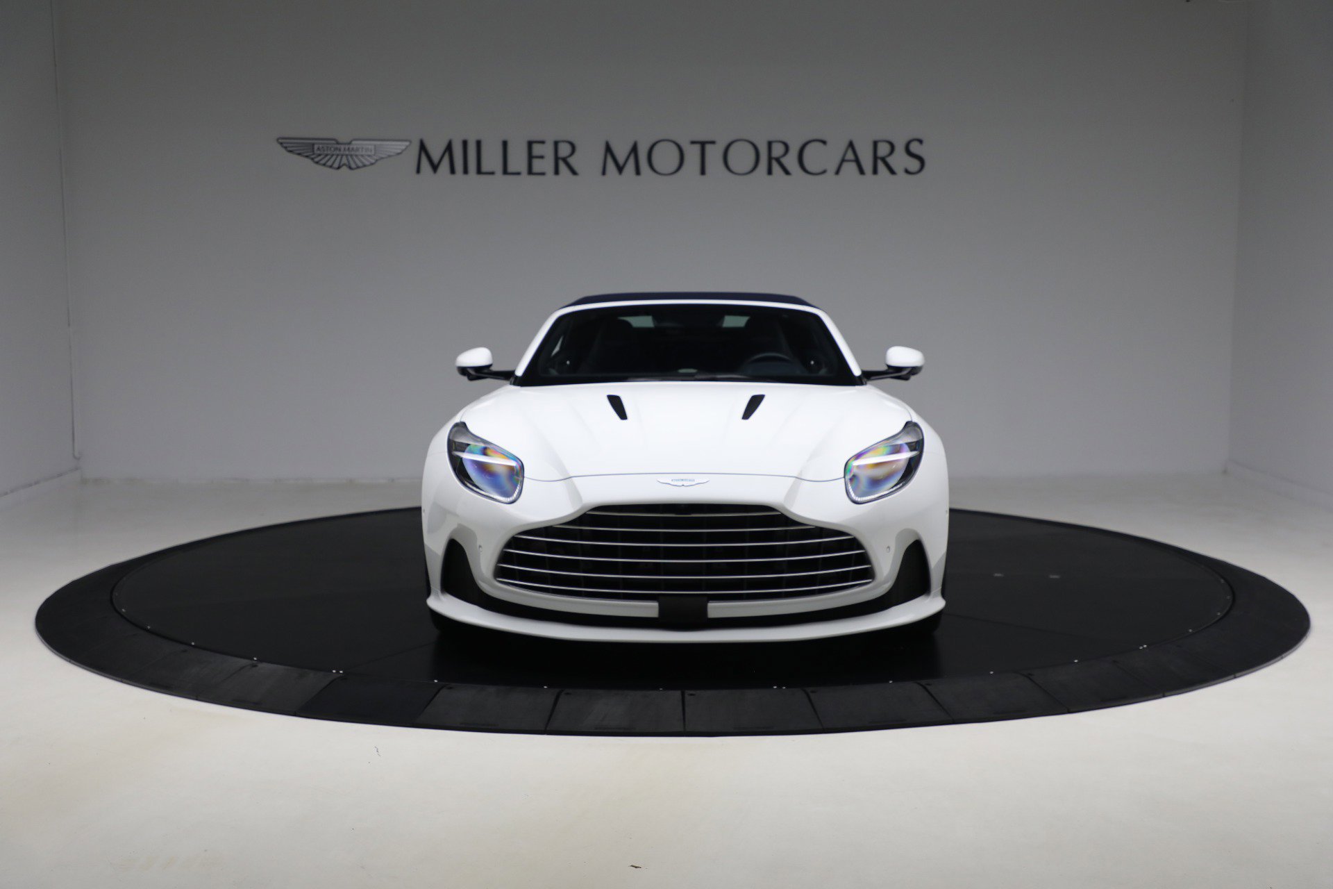 Used 2024 Aston Martin DB12 Convertible image 11