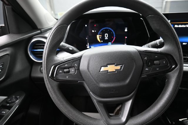 Used 2025 Chevrolet Trax LT FWD image 8