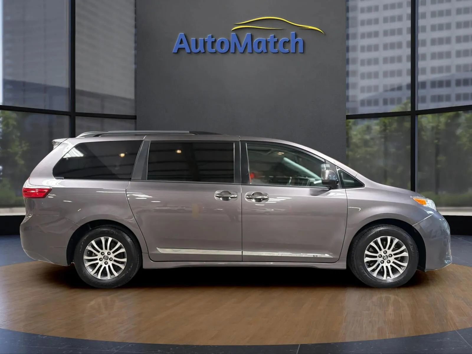 Used 2019 Toyota Sienna XLE w/ XLE Navigation Package FWD image 14