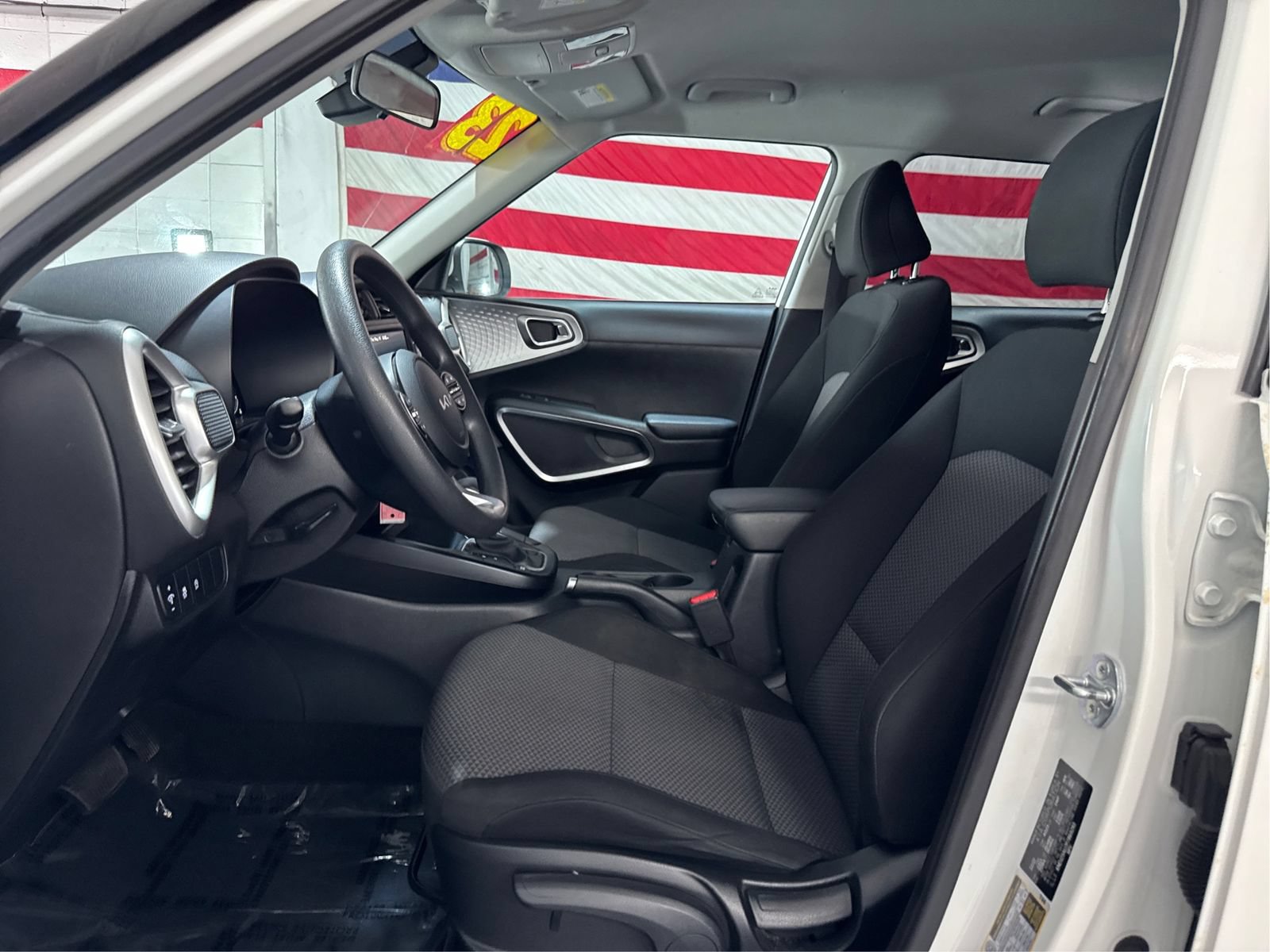 Used 2023 Kia Soul LX w/ LX Technology Package FWD image 9