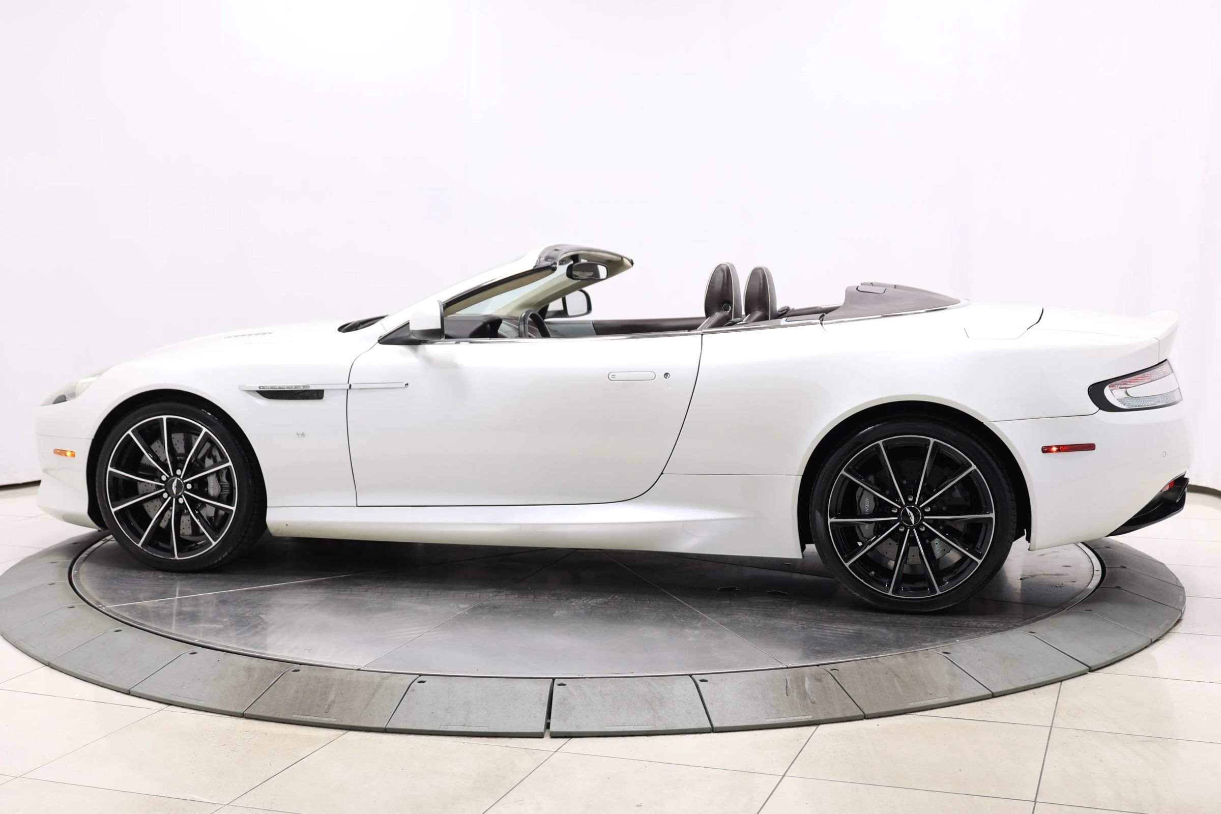 Used 2016 Aston Martin DB9 GT RWD image 9