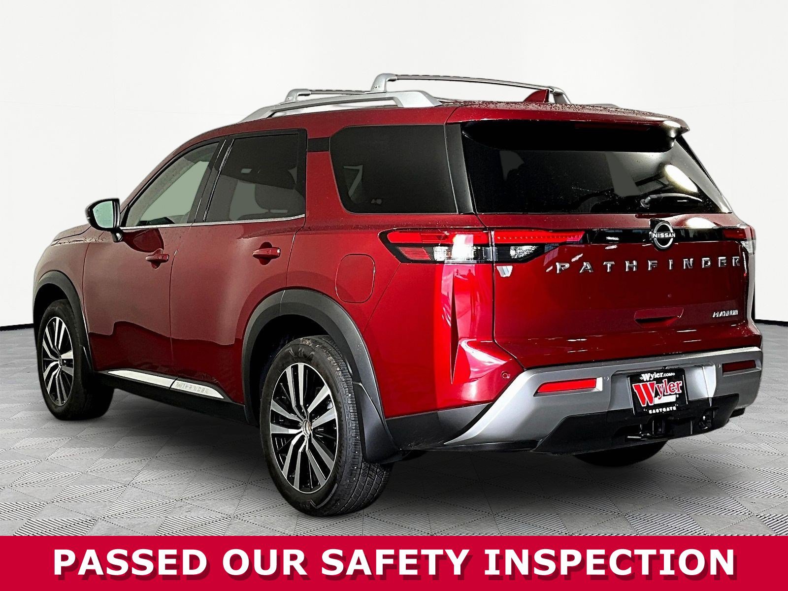 Certified 2025 Nissan Pathfinder Platinum w/ Cargo Package FWD image 4