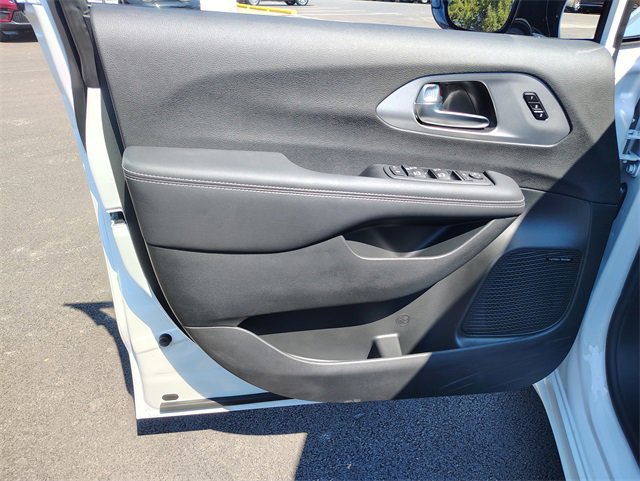 New 2026 Chrysler Pacifica Limited w/ Uconnect Theater Family Group image 13