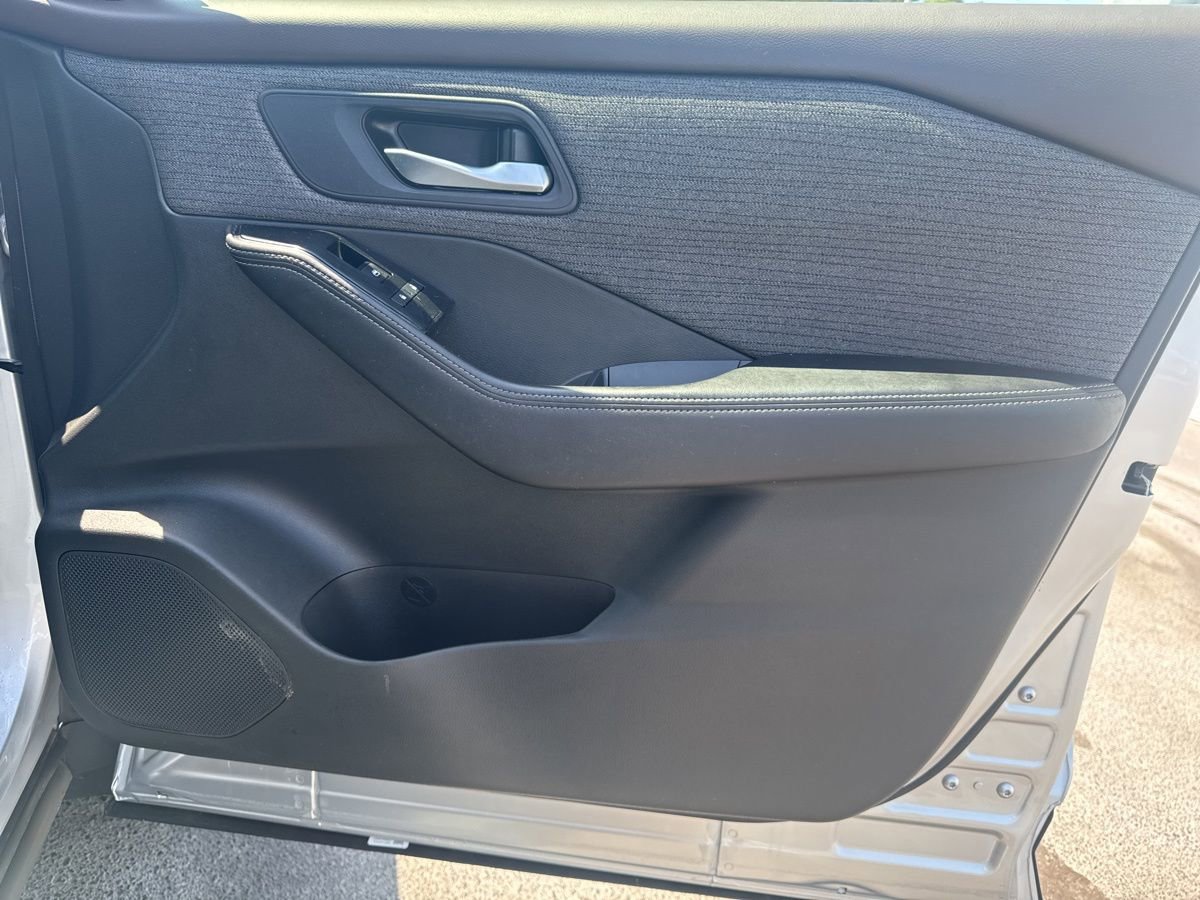 Used 2023 Nissan Rogue SV image 40