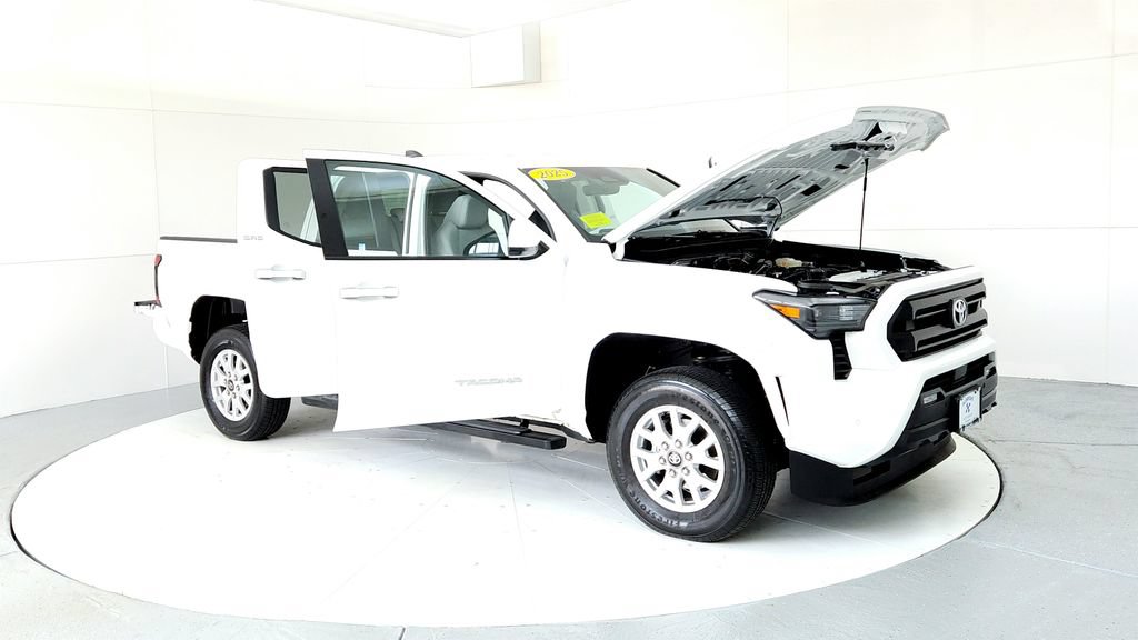 Used 2025 Toyota Tacoma SR5 AWD/4WD image 12