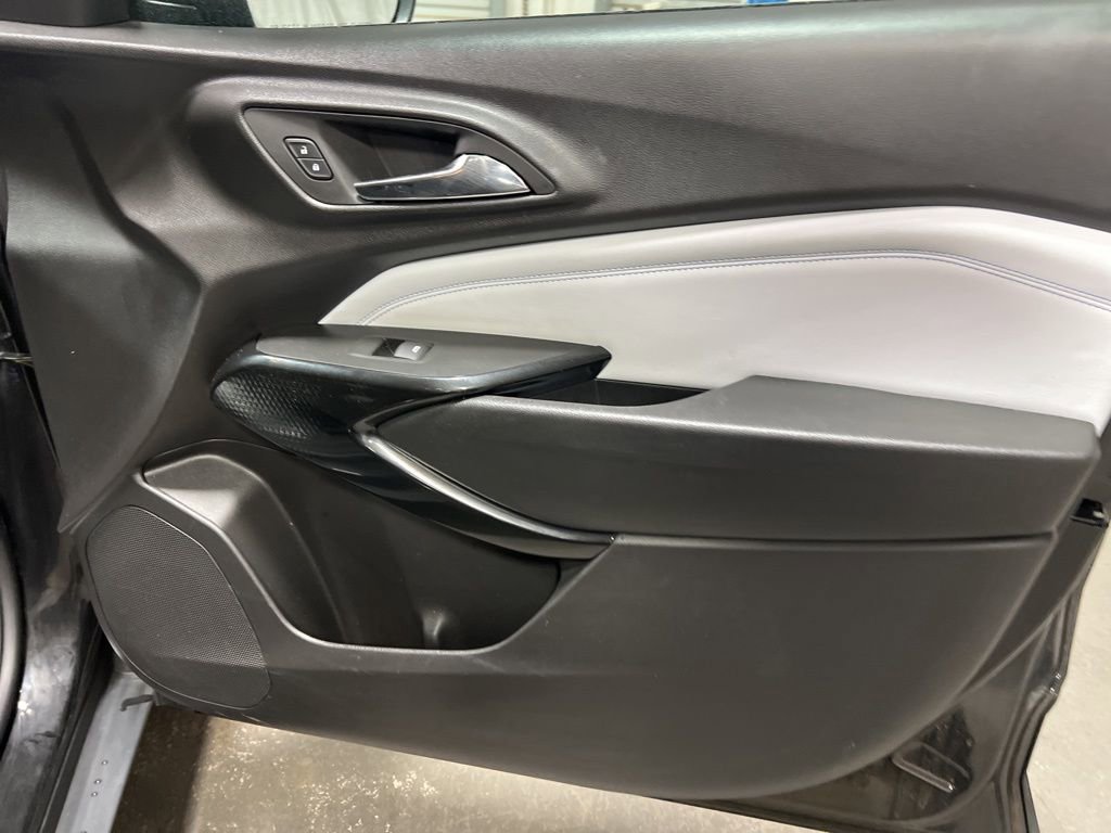 Used 2025 Chevrolet Trax LT image 11