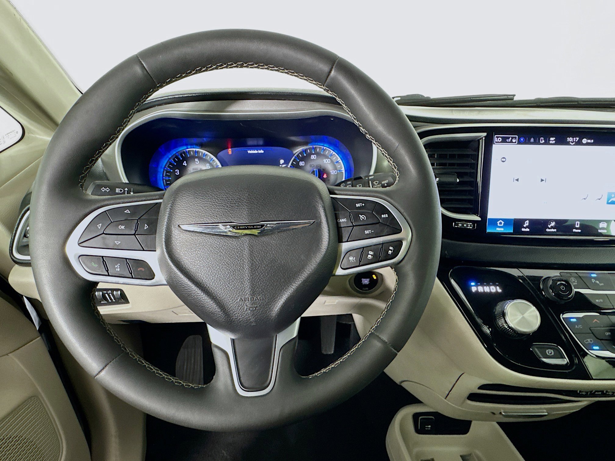 Used 2023 Chrysler Pacifica Touring-L image 11