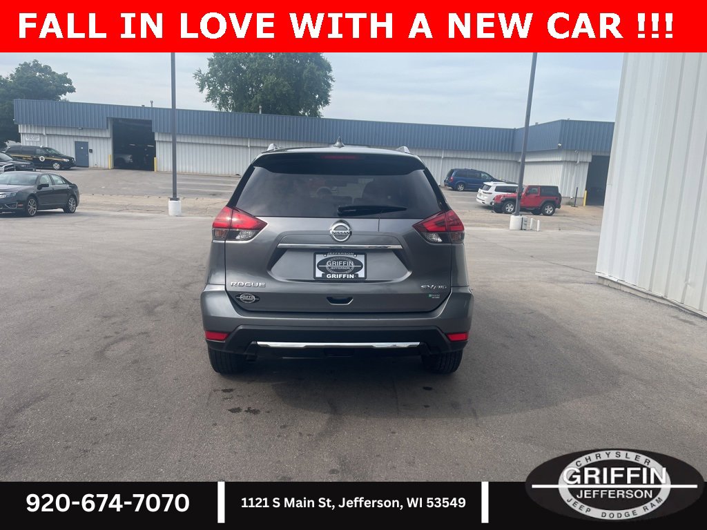 Used 2018 Nissan Rogue SV image 4