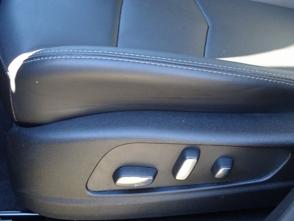 Used 2025 Cadillac XT5 Premium Luxury image 17