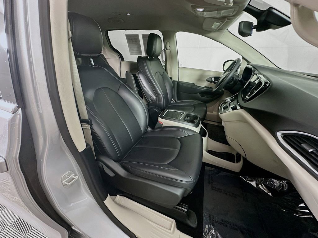 Certified 2024 Chrysler Pacifica Touring-L image 39