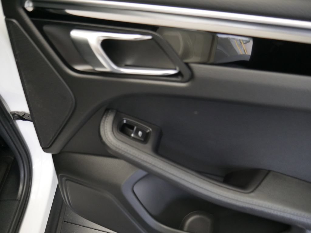 Certified 2023 Porsche Macan AWD/4WD image 27