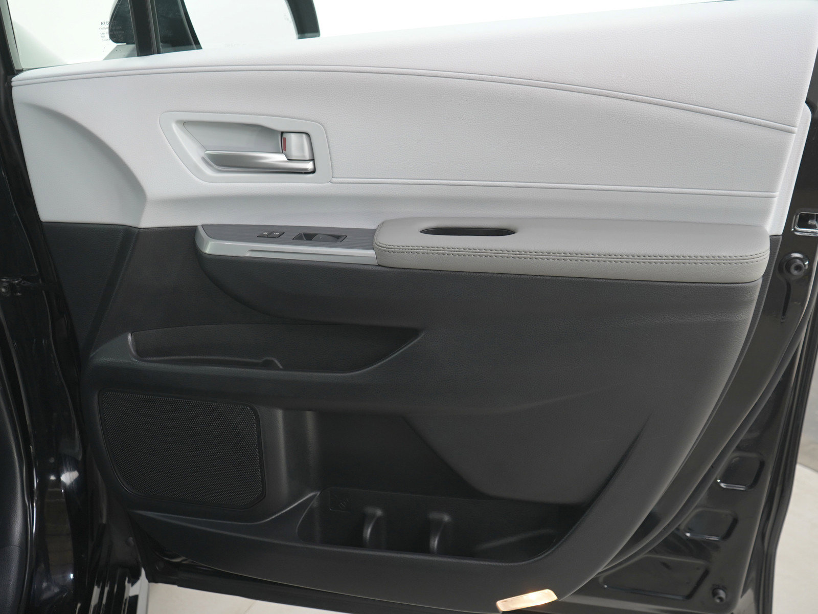 Used 2025 Toyota Sienna XLE w/ XLE Plus Package AWD/4WD image 13