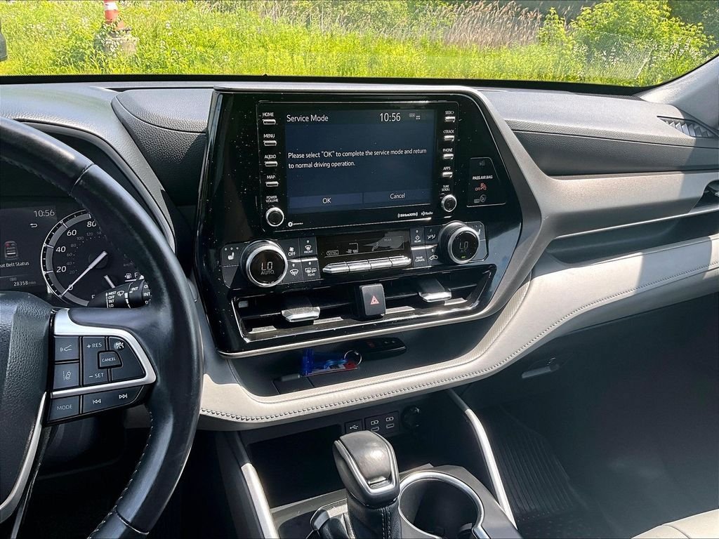 Used 2022 Toyota Highlander XLE AWD/4WD image 26